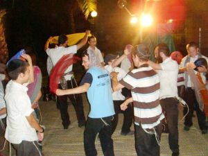 רוקדים בהפעלה לחרדים בכפר חב"ד